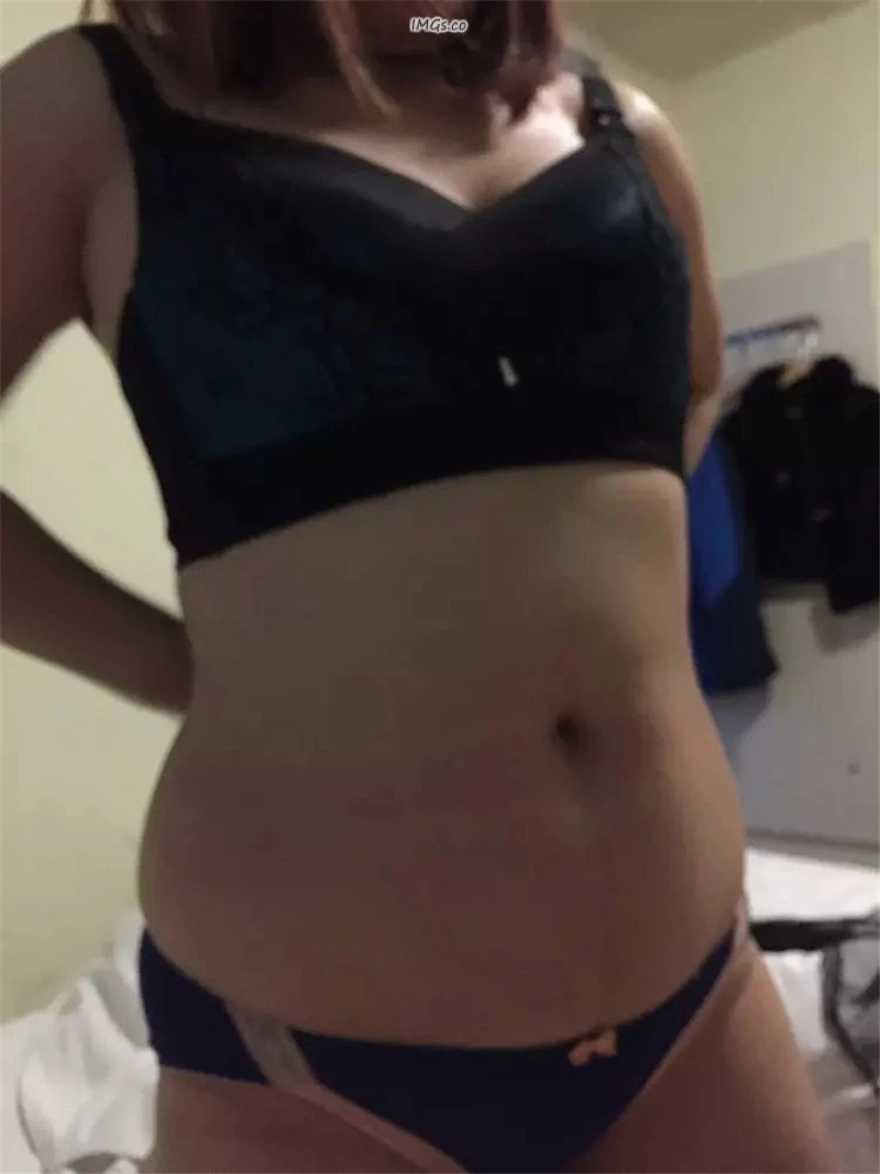 绿奴跪着看老婆被情人抱起狠操