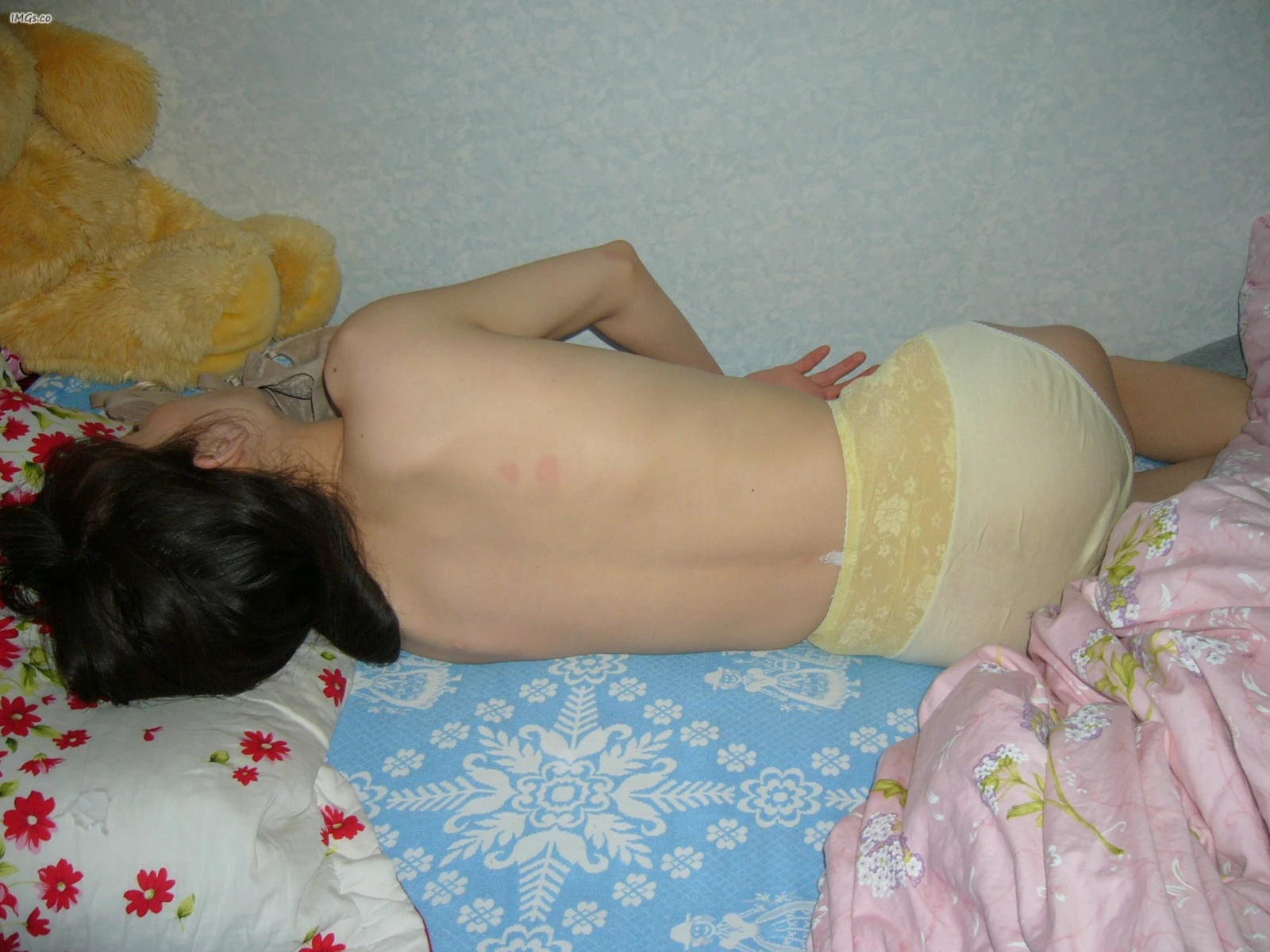丝袜骚母狗车上口交，日料店里勾引男人3P