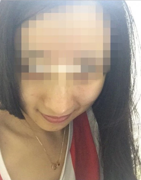 “我真的受不了了，你们别草了”巨乳人妻当老公面被两个男人操到哭着求饶