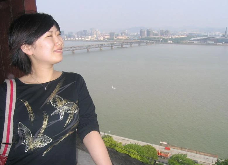19岁校服play，白袜大学妹妹连续高潮呐喊。