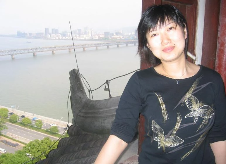 19岁校服play，白袜大学妹妹连续高潮呐喊。