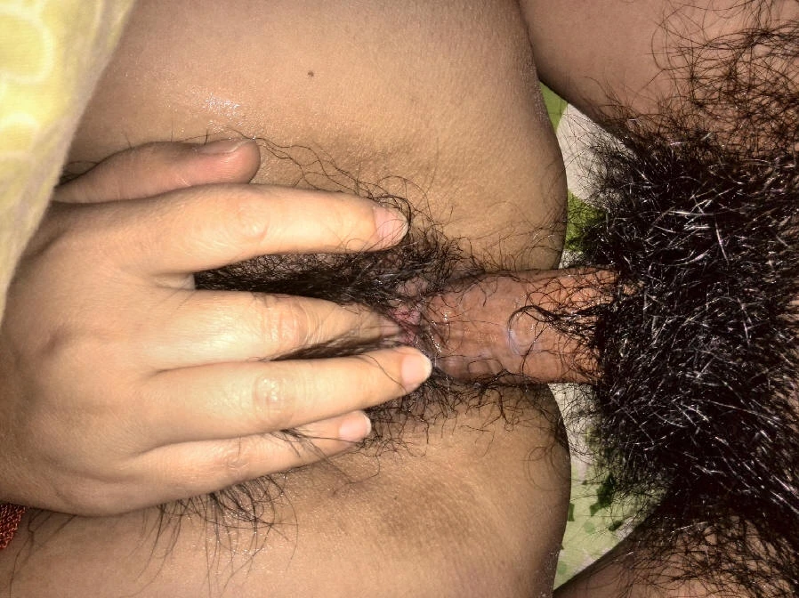给骚逼剃逼毛