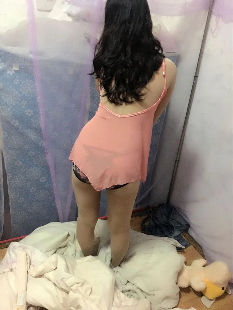 骚货塞入玻璃拉珠撅p股后入