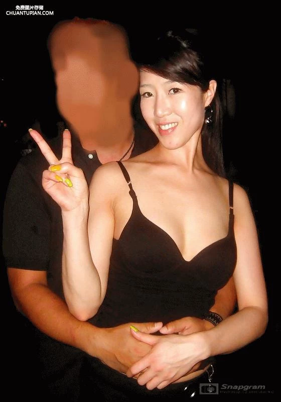 38F的豪乳，鸡巴都给我夹不见了！
