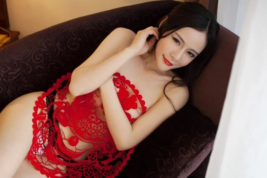 女王绝美美脚对白淫语调教足交，射到白嫩的脚上，完整下滑直接购买