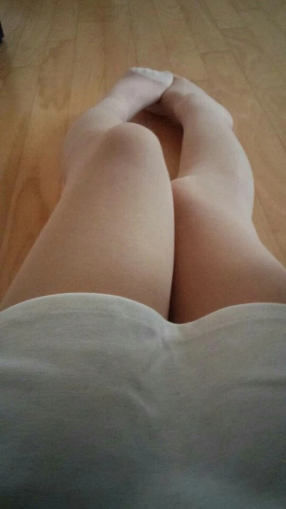女朋友穿着库里丝用嫩嫩的脚丫给我足交，