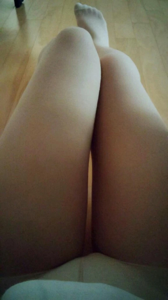 女朋友穿着库里丝用嫩嫩的脚丫给我足交，