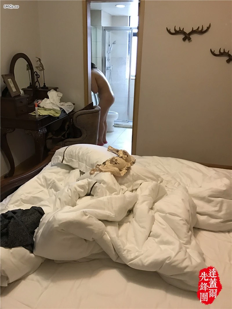 开完一整天会，正和秘书快活，她老公下班喊她回去了