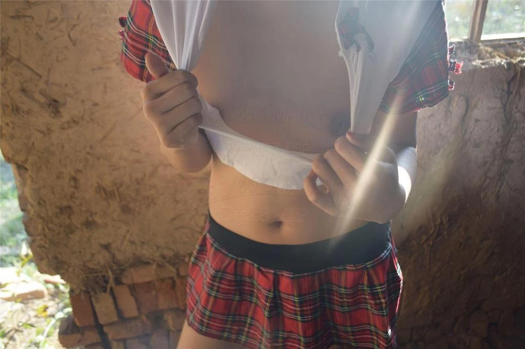 穿黑丝风情小妹妹激情盎然十足（看简 介同城无门约炮）