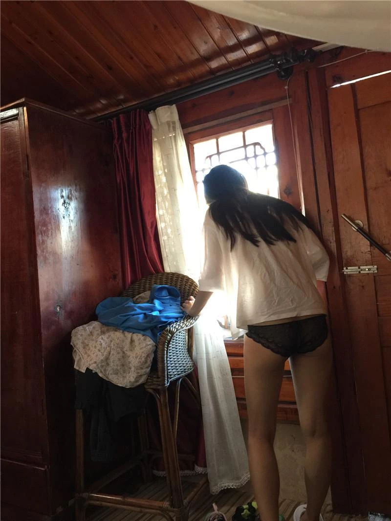 最终还是屈服了，内心极度空虚的少妇