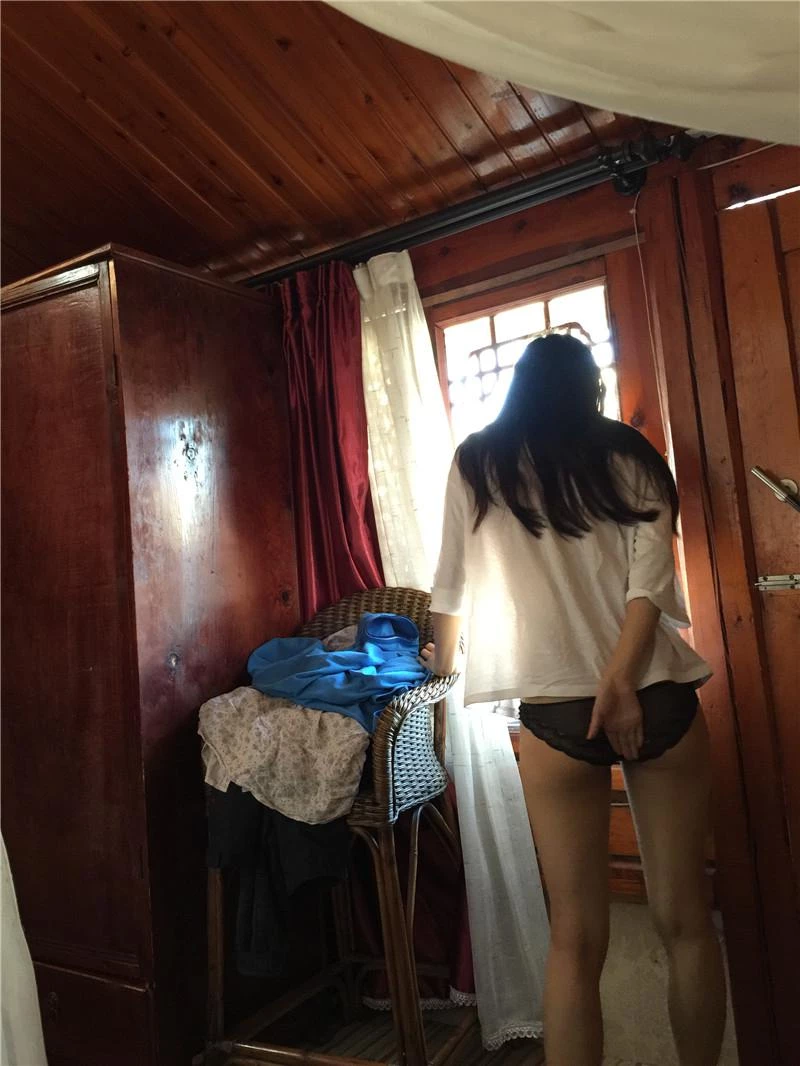 最终还是屈服了，内心极度空虚的少妇