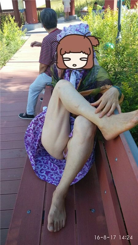 隔壁熟女带到公园来私拍 [16P]