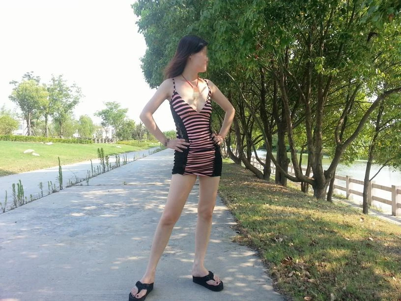 周末闲来无事，在溪边的林间小路上，身穿紧身包臀裙的真空少妇大胆劈腿露B！[10P]