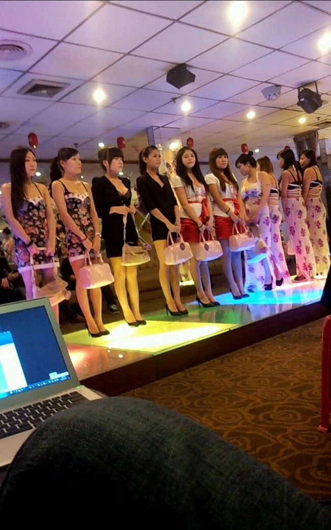 桑拿会所挑了个性感妹纸去包间激情啪啪[23P]
