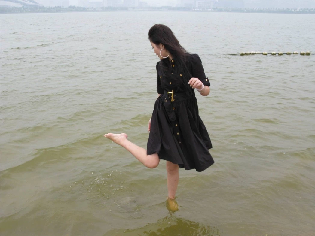 这是个被我潜规则过的女人，屄嫩的不得了 [20P]