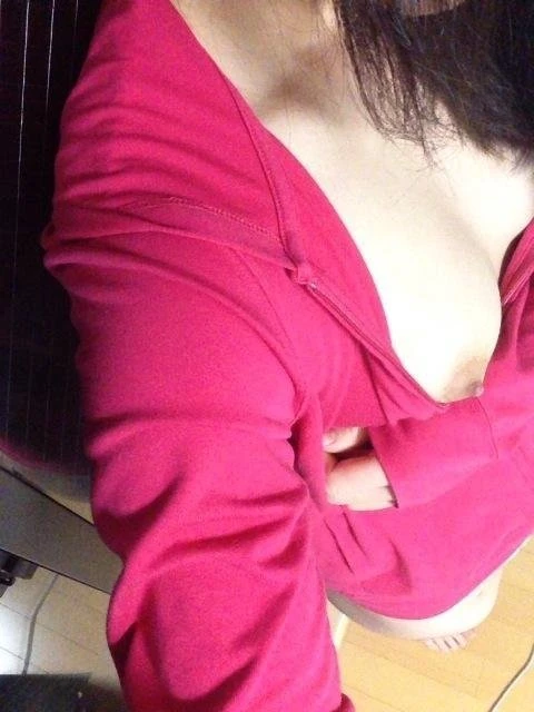 爱按摩胸部的正妹 胸大的秘诀[11P]