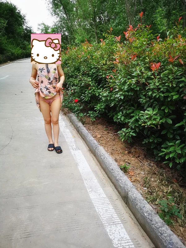 [原创][西安的太阳] 没穿内衣就出门散步，女主还竟然大胆脱下内裤挂树上！哈哈！ [29P]