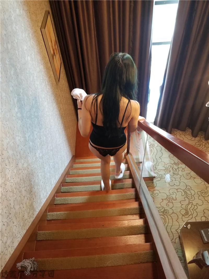 [原创][分享团出品]惊奇！！！！一小伙竟驱车7小时只为了一会这大长腿女孩！！！生活照显示，此女应该是八分往上[15P]
