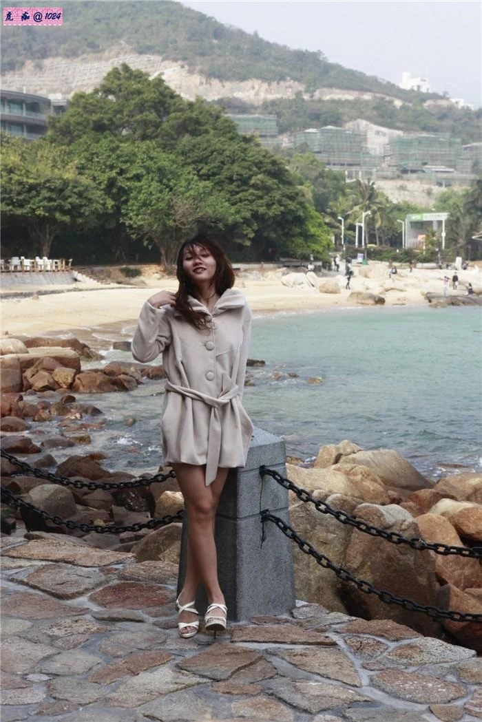 貌似端庄的小美女，风衣下面竟然是真空[11P]