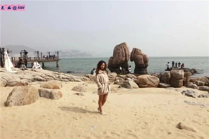 貌似端庄的小美女，风衣下面竟然是真空[11P]