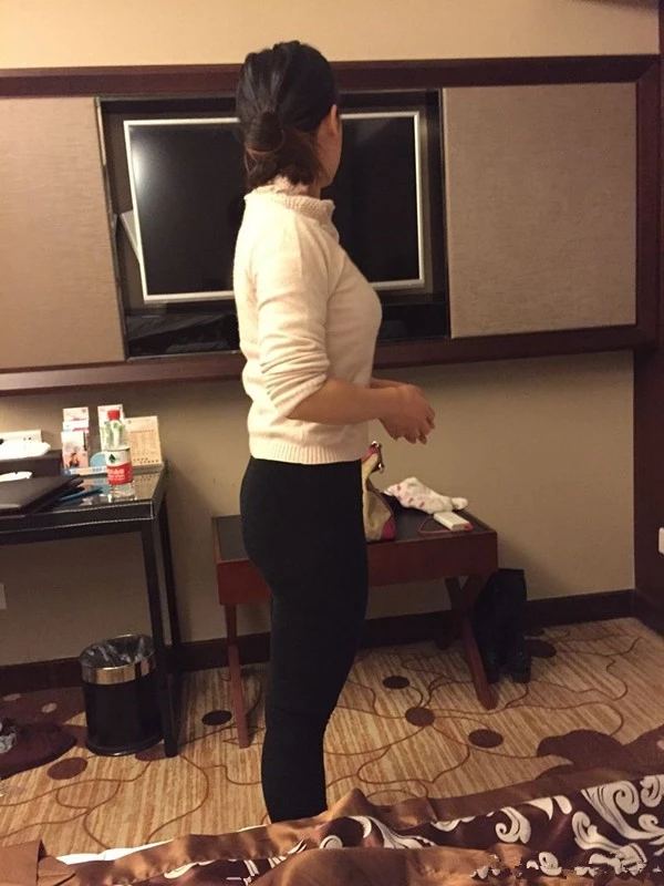 酒店后入肉肉的蝴蝶B骚妇[10P]