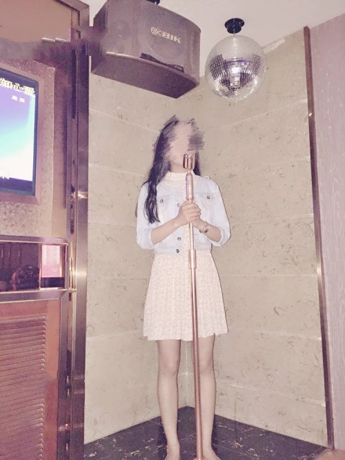 骚货老婆陪我在KTV玩[17P]