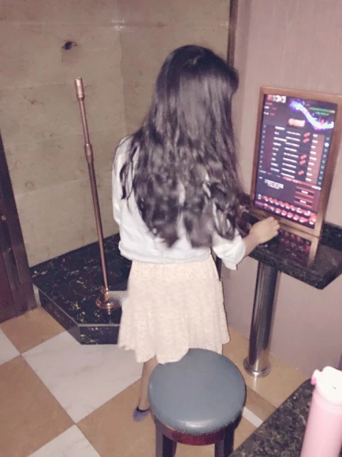 骚货老婆陪我在KTV玩[17P]