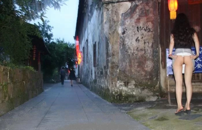傍晚古巷骚货露的欢[12P]