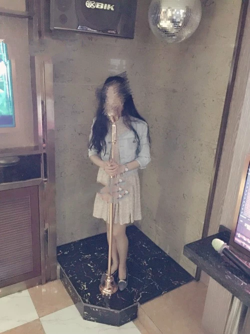 骚货老婆陪我在KTV玩[17P]