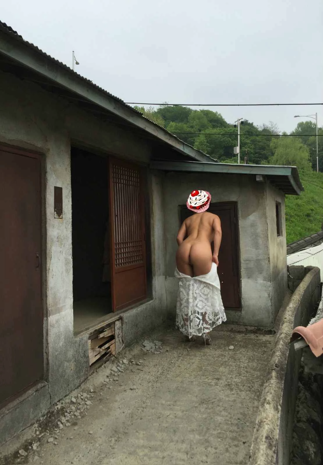 人妻的韩国露出之旅[16P]
