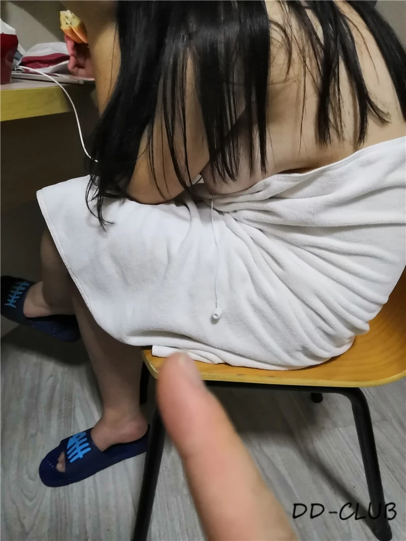 [原创投稿]02年的小炮友手握大奶 轻挑骚逼 叫声销魂一碰就湿[25P]