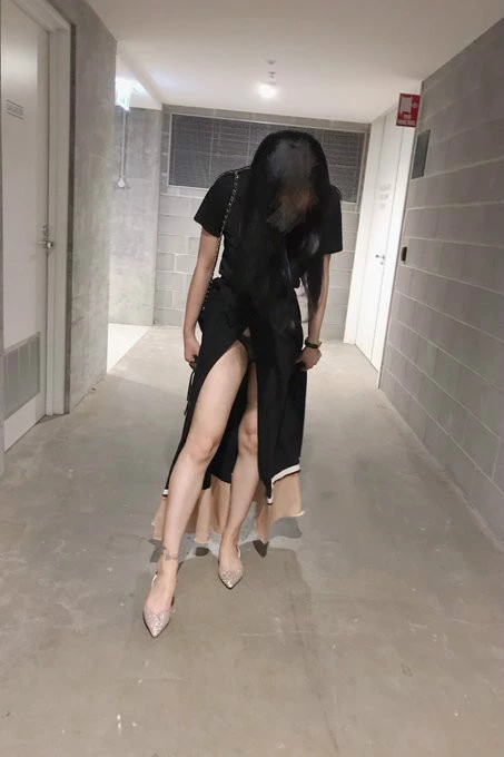 成熟女人每次都拿着手机 也不知道在和哪个男生的聊骚奶这幺大若隐若现的诱惑[17P]