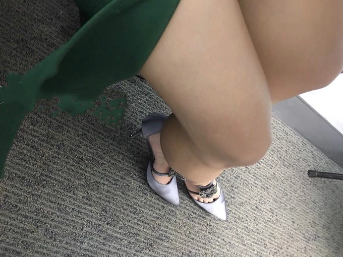 成熟女人每次都拿着手机 也不知道在和哪个男生的聊骚奶这幺大若隐若现的诱惑[17P]