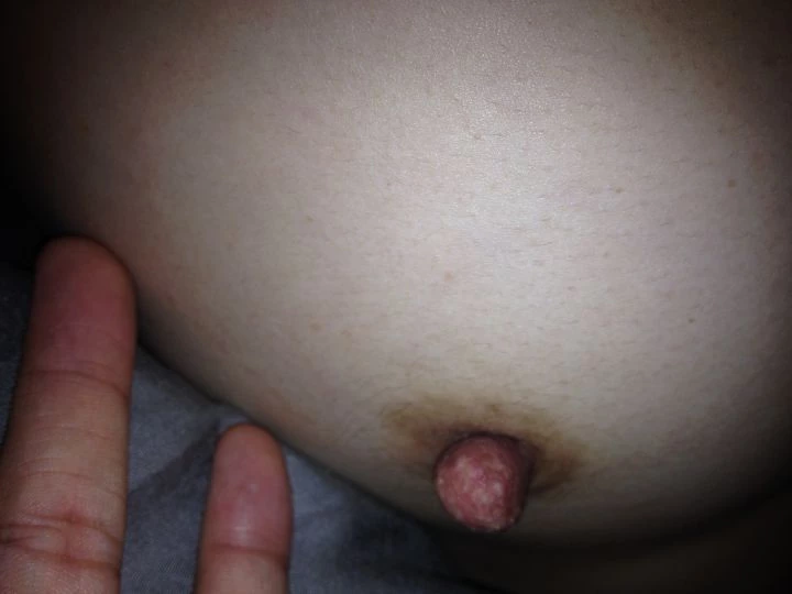 刚把衣服脱掉的大奶妹子下面就已经湿得不成样子了手指插进去全是水[13P]