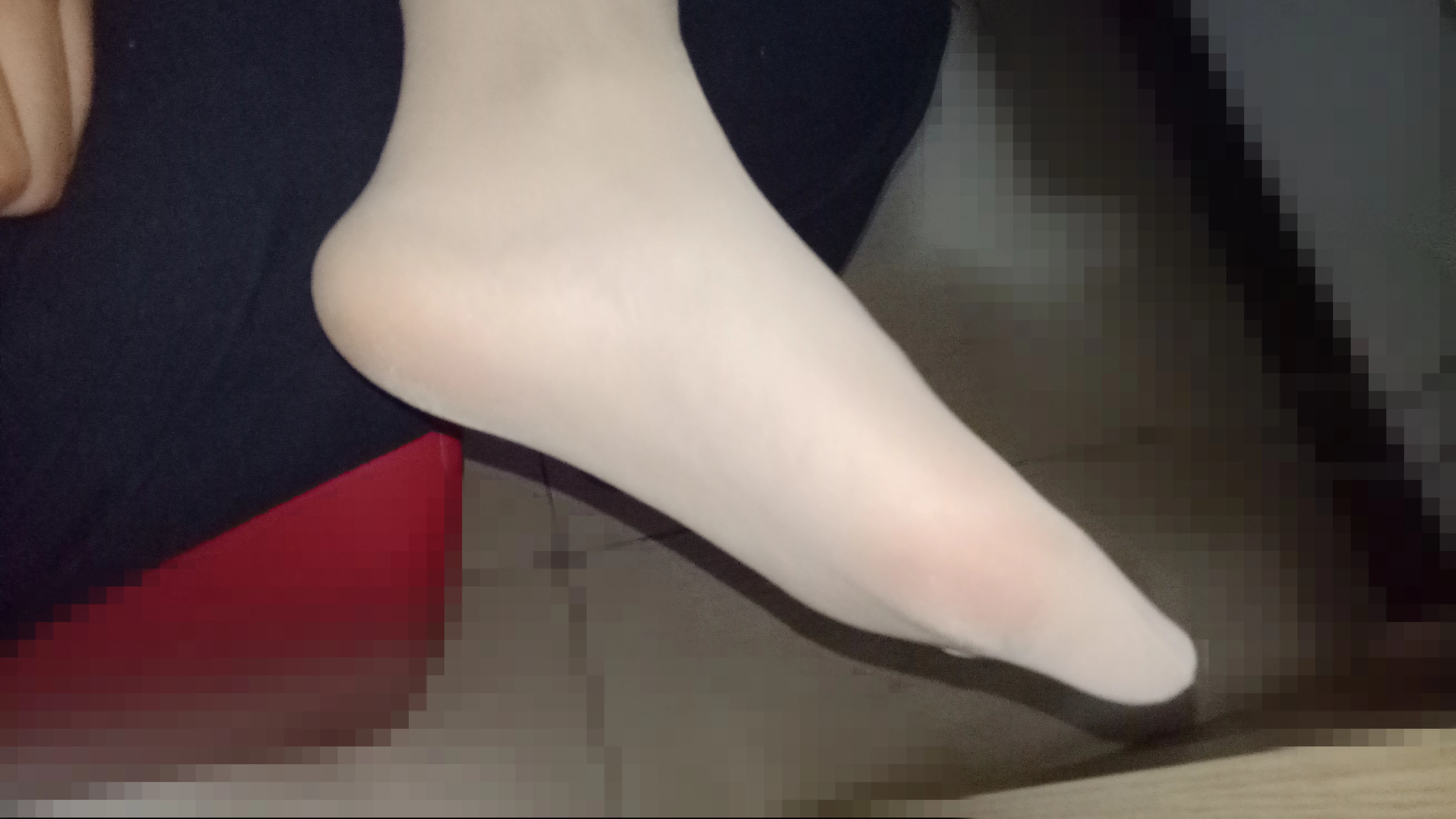 【原创投稿】第四期：肉色丝袜，狼友送给媳妇的丝袜，你想看撕袜，我撕给你看【30P】