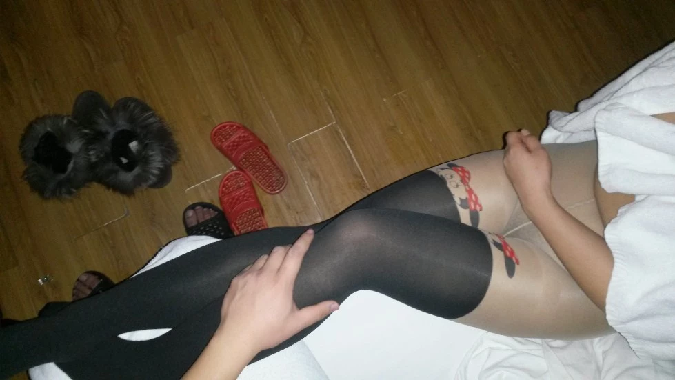 人妻穿上黑肉色拼接裤袜，摆出各种姿势任我抚摸[10P]