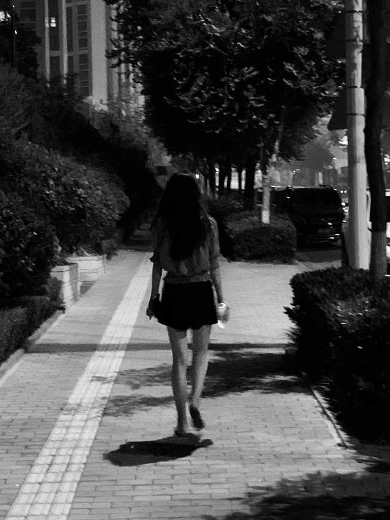 路人哪里会知道这位过路美女居然是百人上过的骚骚女呢！[11P]