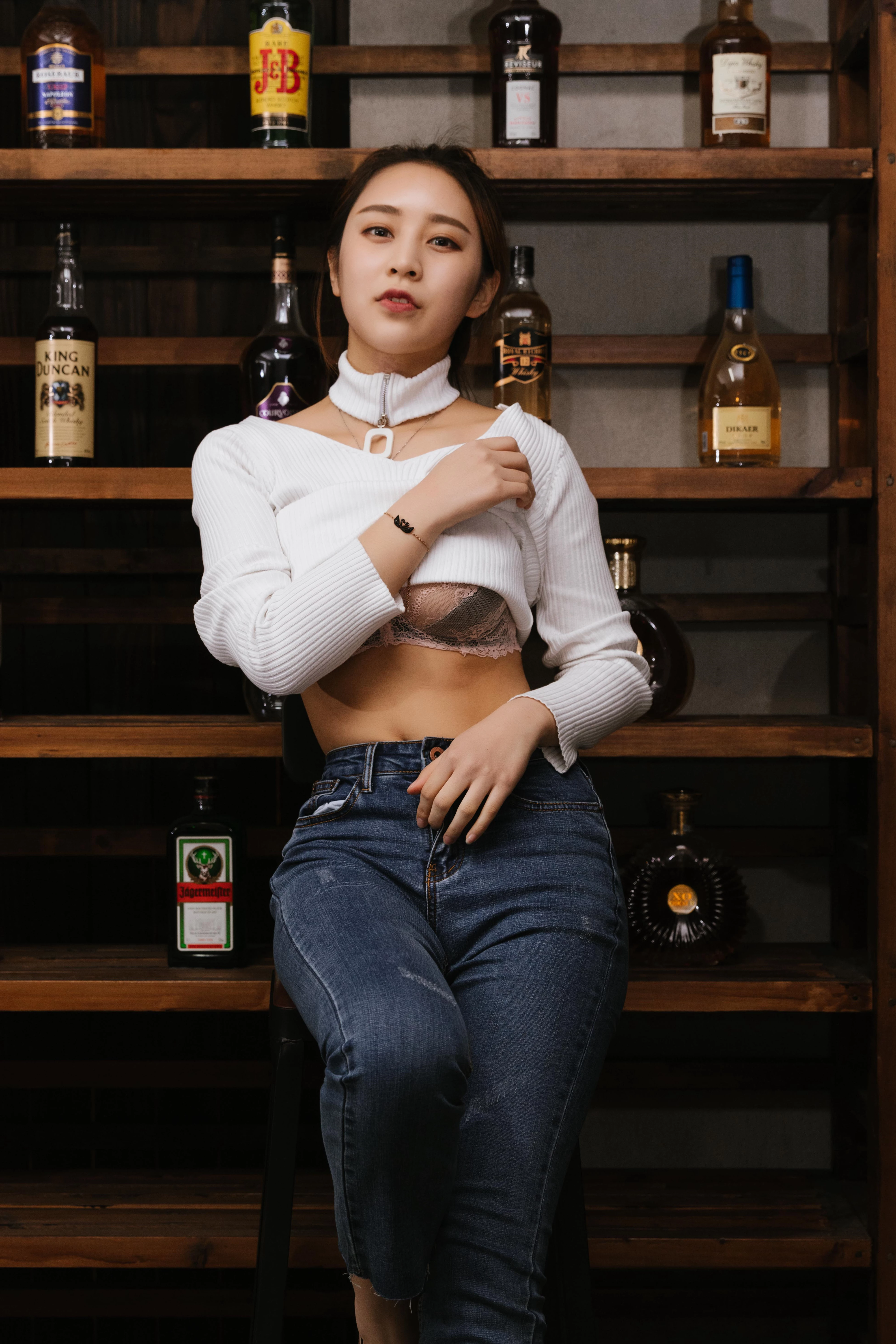 木木分享-乔依琳酒架旁与裸体男模亲密接触[66P]