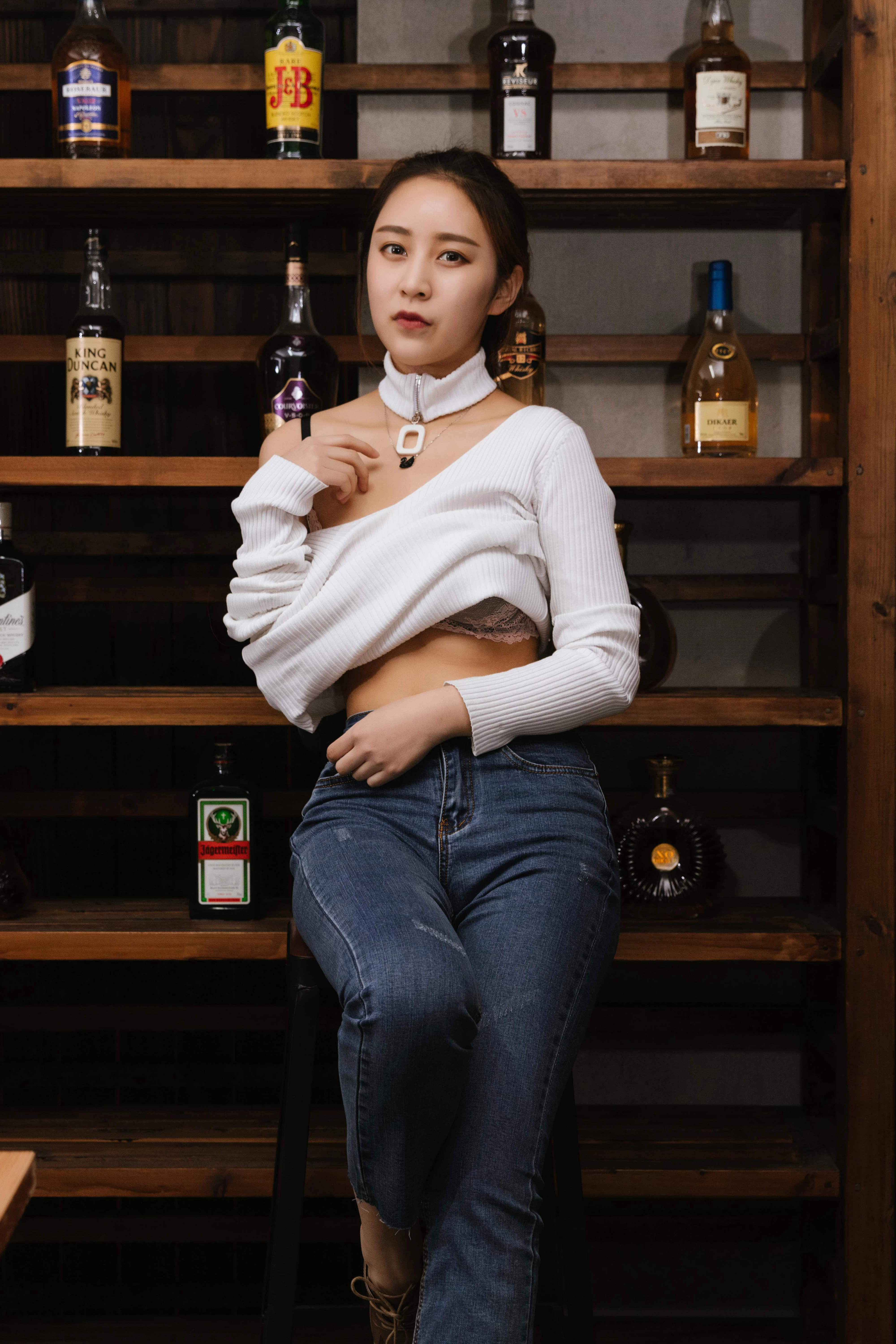 木木分享-乔依琳酒架旁与裸体男模亲密接触[66P]