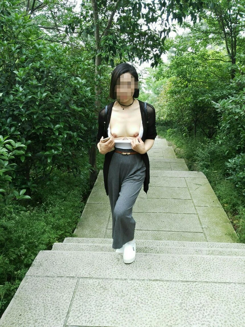 公园里尽情露出美人乳［10P］