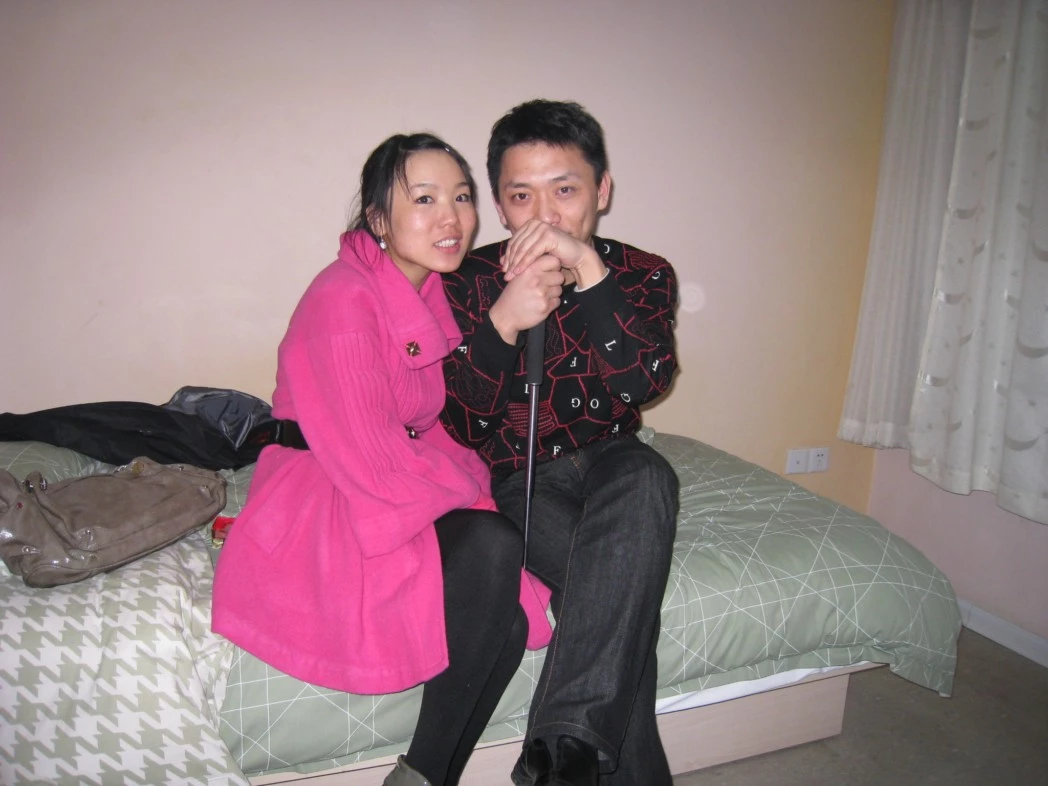 特别淫荡的骚嫩女友想找男人3P找刺激[18P]