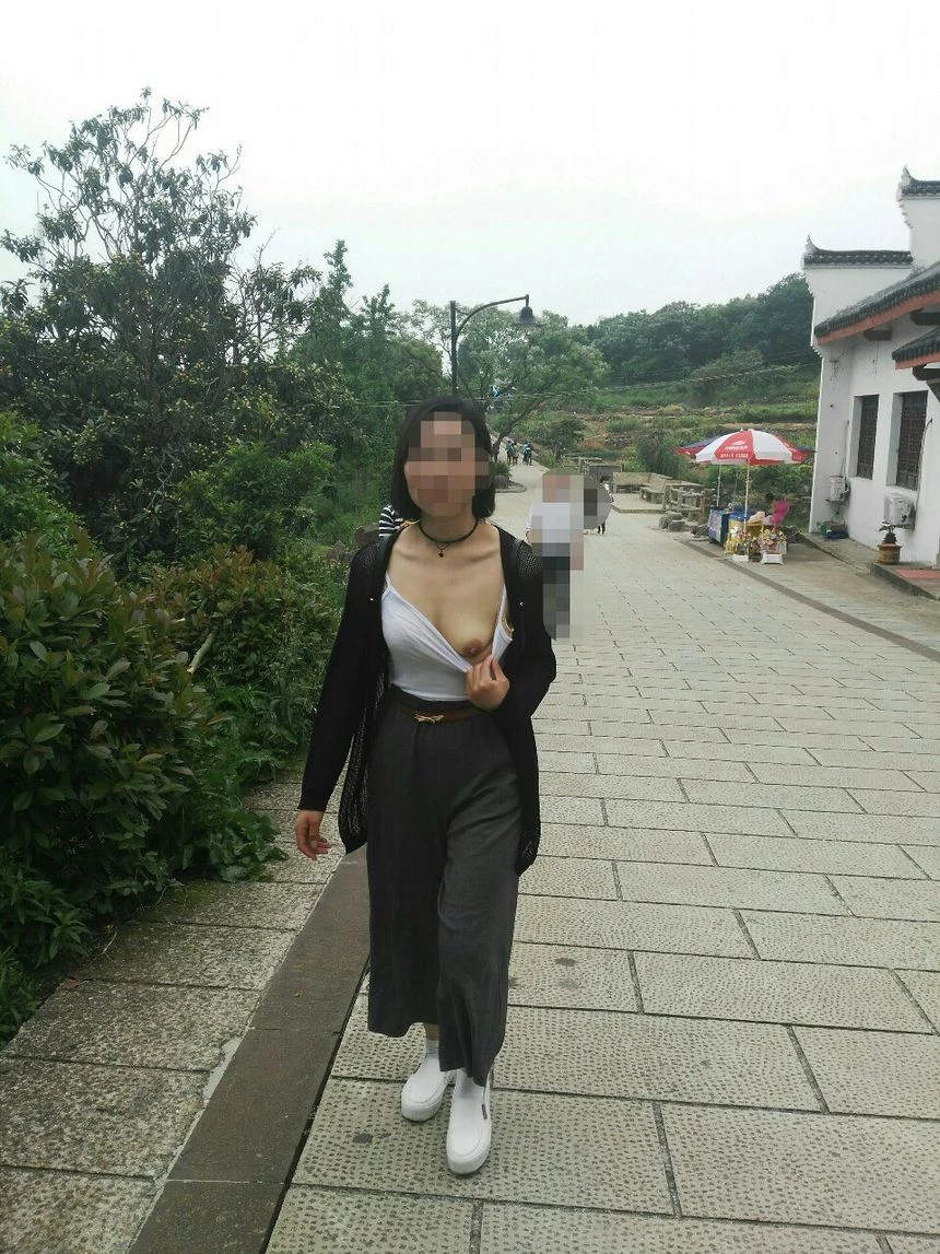 公园里尽情露出美人乳[10P]