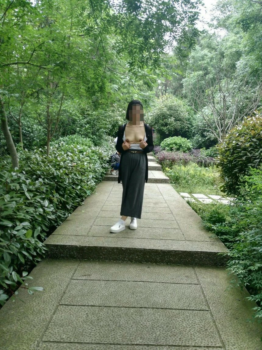 公园里尽情露出美人乳[10P]