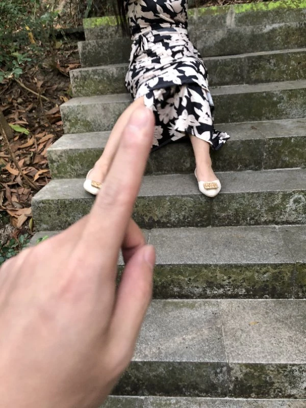 [原创][斯基出品]春暖花线花，昨晚刚刮毛，大白天带着丰满小情人到森林公园让骚逼透透气，出门时小母狗说不穿内裤，方便！[11P]