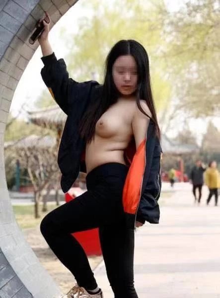 漂亮的骚货户外激情露出[10P]
