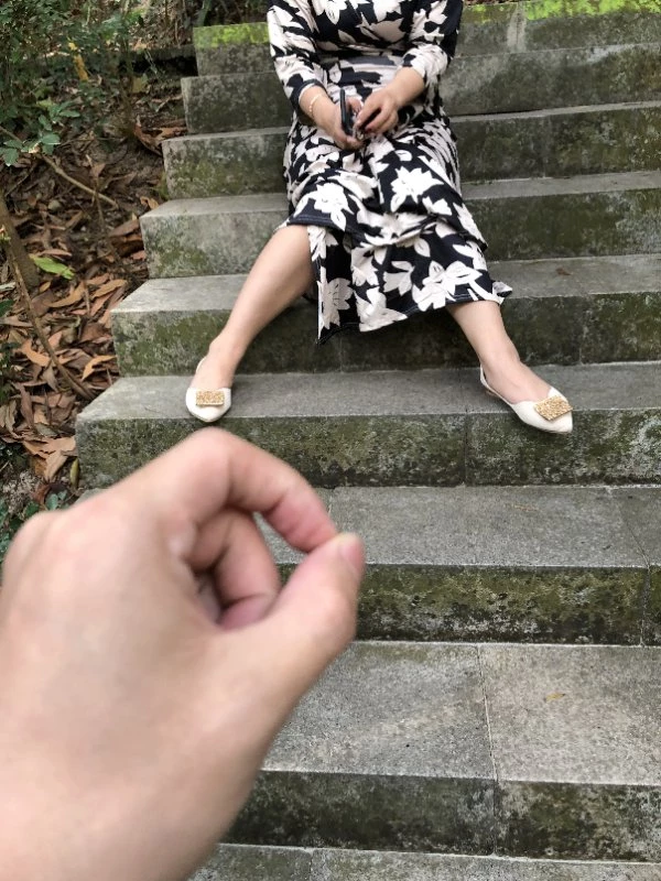 [原创][斯基出品]春暖花线花，昨晚刚刮毛，大白天带着丰满小情人到森林公园让骚逼透透气，出门时小母狗说不穿内裤，方便！[11P]