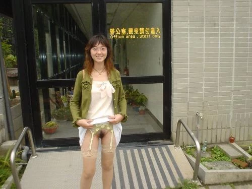 喜欢露出的台湾人妻[10P]