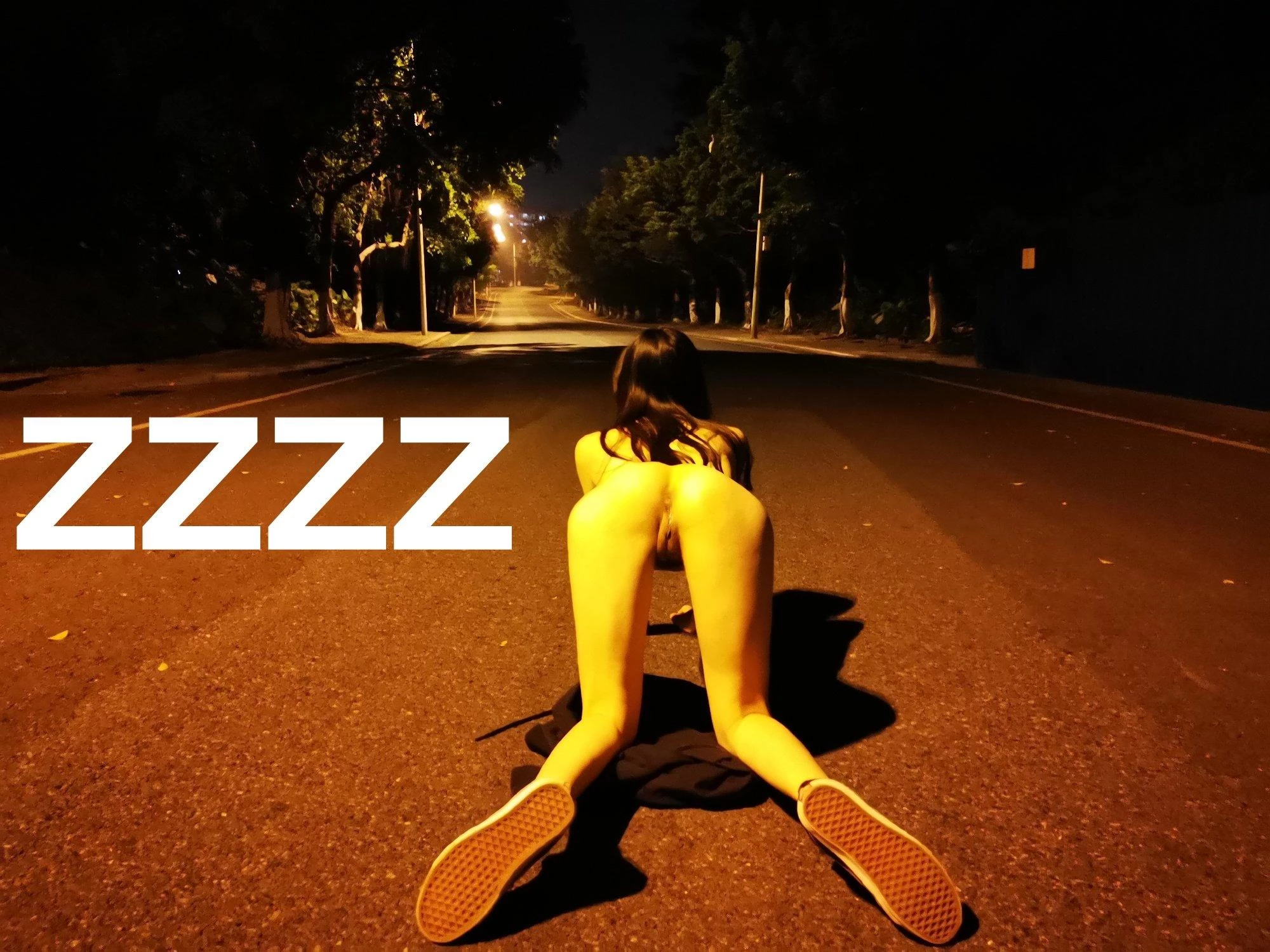 [重磅推荐]推特广州网红嫩妹『ZZZZ』 极限挑战天桥、野外全裸露出（第一部）[50P]