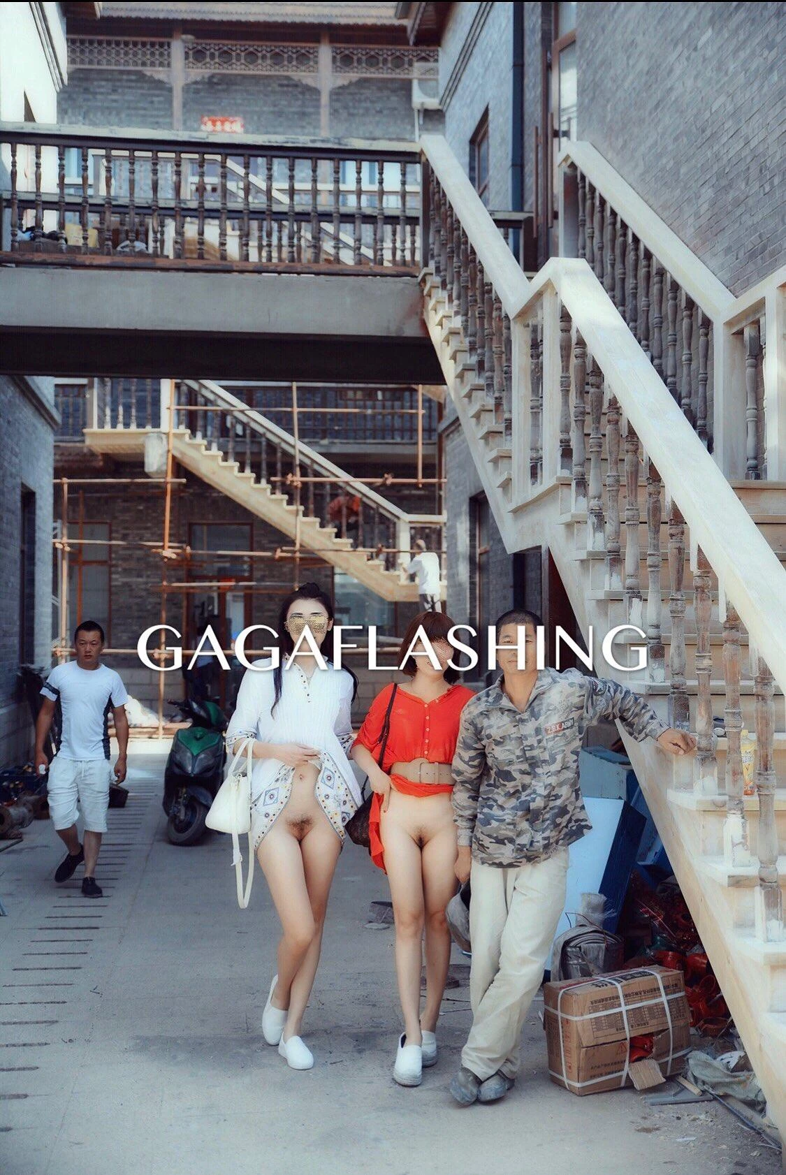 露出大神[GAGAFLASHING]带着短发娇妻佳佳和骚臀闺蜜人前暴露（第二部）[50P]