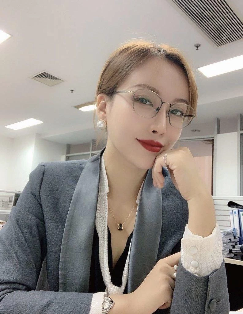 收集的眼镜妹露脸套图与我老婆露脸裸照套图对比，谁更诱惑呢？[14P]